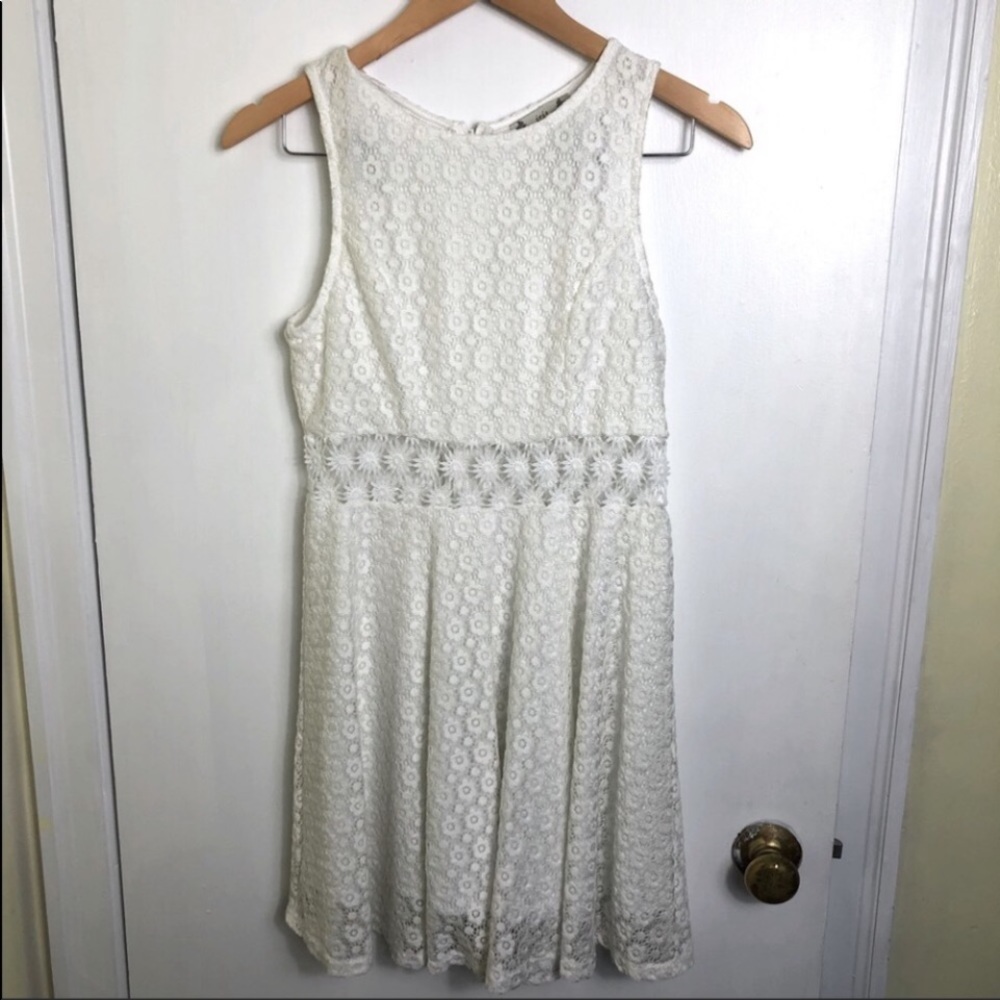 Daisy Lace Sleeveless Dress White Size: L